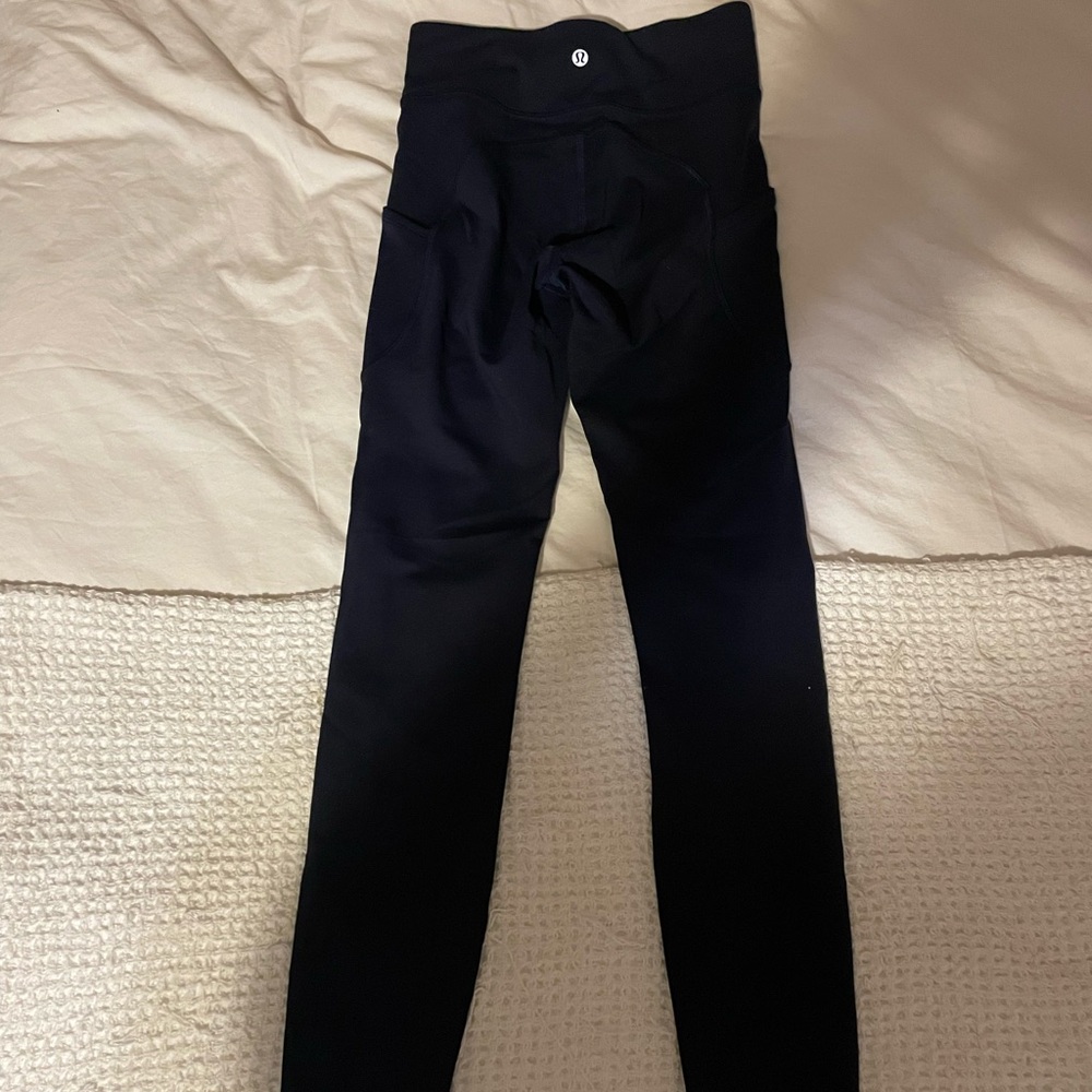 Lululemon Athletica dark blue Leggings. Size 4. Side pocket. Activewear